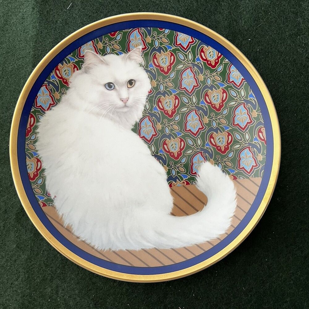 White Cat Decorative Plate Special Gifts Crowning Touch Japan  8” RARE 2002